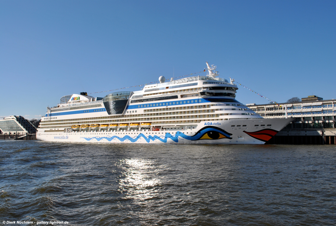 AIDAstella im Cruise-Center Hamburg-Altona