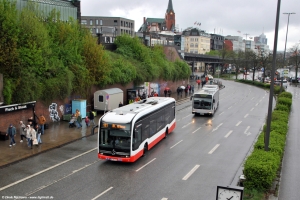 2340 (HH XB 2340) und 1061 (PI OS 267) · (S)/[U] Landungsbrücken