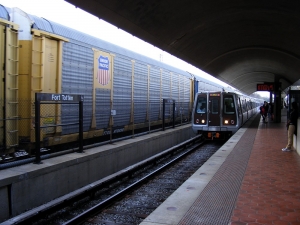 Güterzug und Metro in Washington Fort Totten